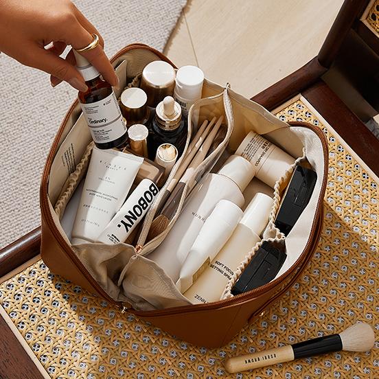 How to Choose the Perfect Travel Makeup Bag: Stylish, Practical, and Travel-Ready?